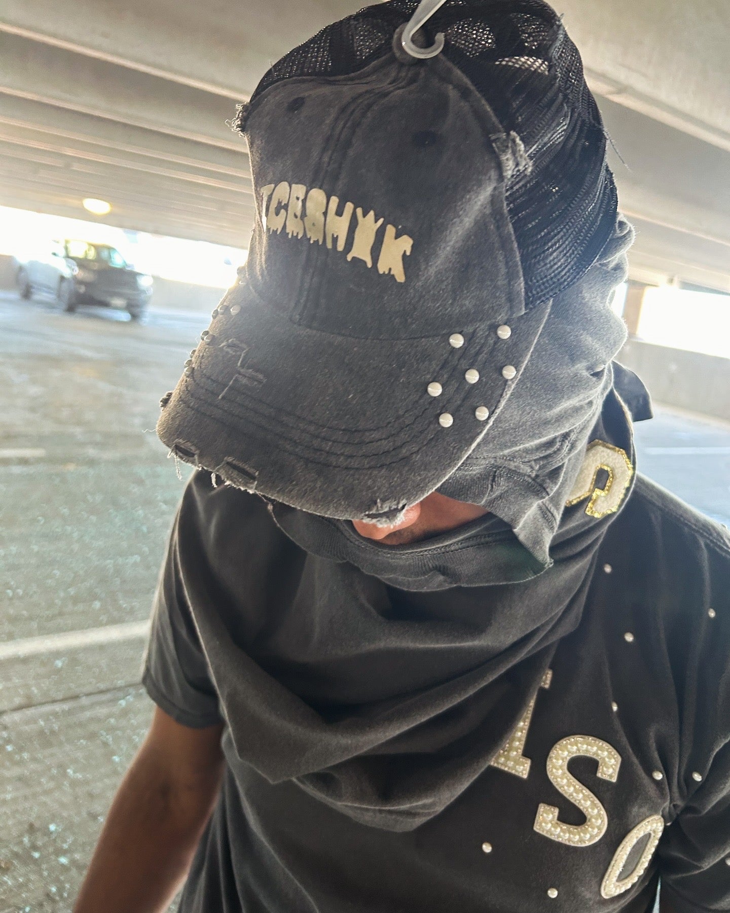 PREMIUM DISTRESSED HAT WITH PEARLS