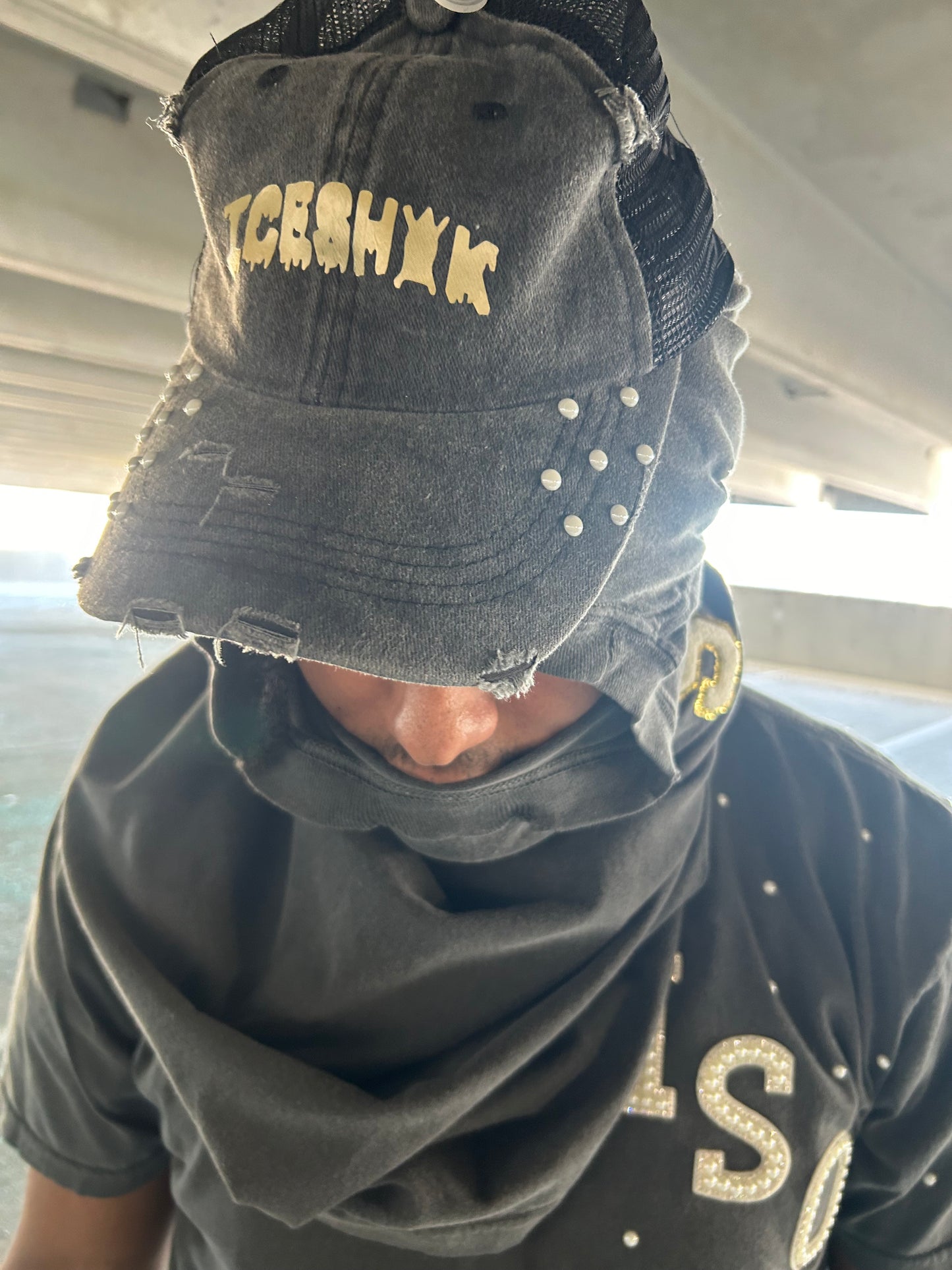 PREMIUM DISTRESSED HAT WITH PEARLS